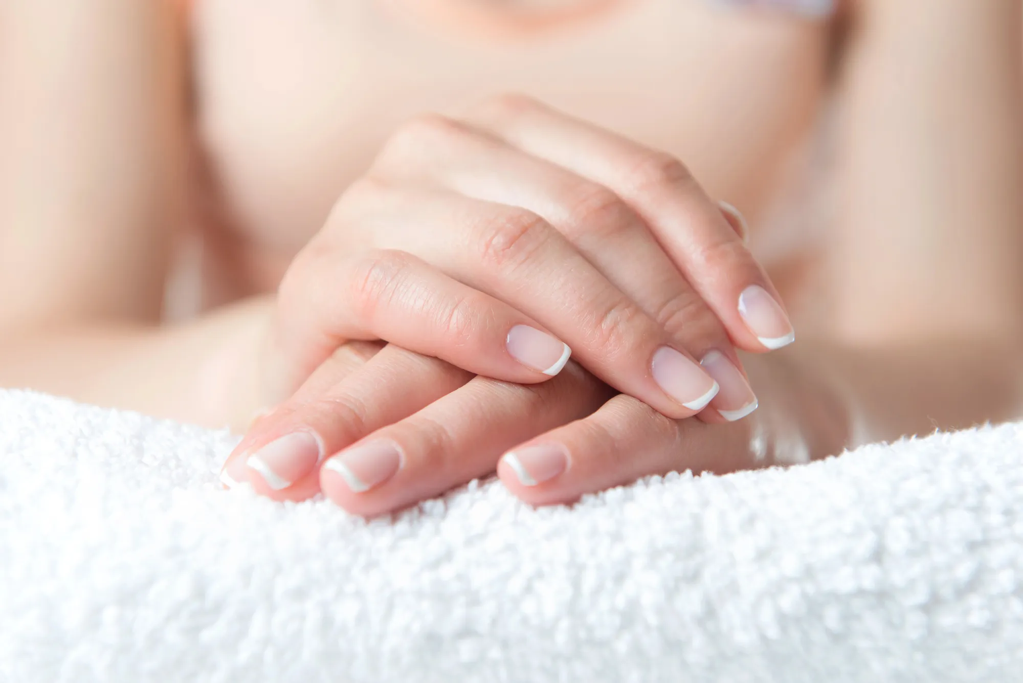 Astuces naturelles pour avoir des ongles blancs et éclatants